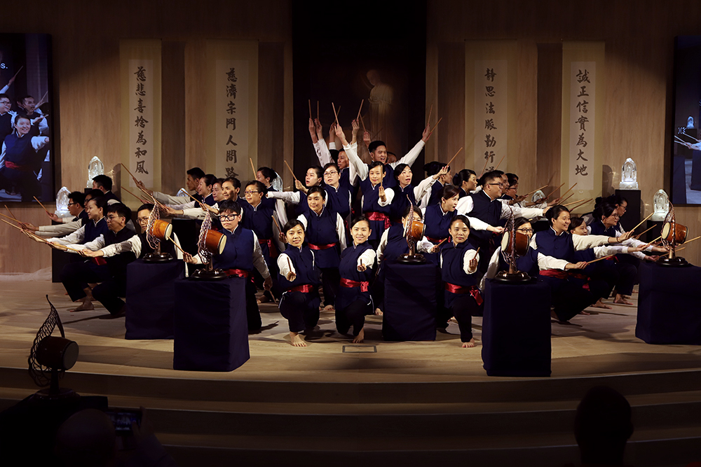 “咚！”铿锵有力的鼓声，震慑人心，犹如敲醒迷茫的众生。由五十九人组成的净斯菩提钟鼓队呈现《药师如来十二大愿》之终曲，与台下志工入法海相呼应，引领大众感悟药师经的意涵。摄 / 蔡长盛